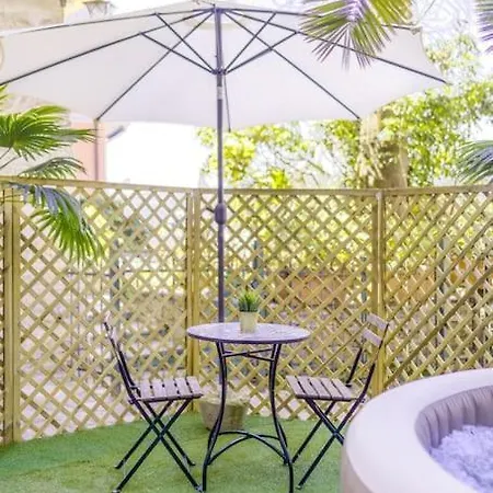 Dom wakacyjny Free Parking Jacuzzi • Terrace • Garden • Ac *