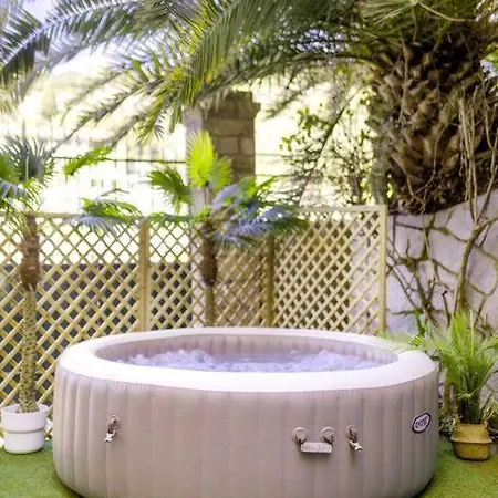 Dom wakacyjny Free Parking Jacuzzi • Terrace • Garden • Ac *